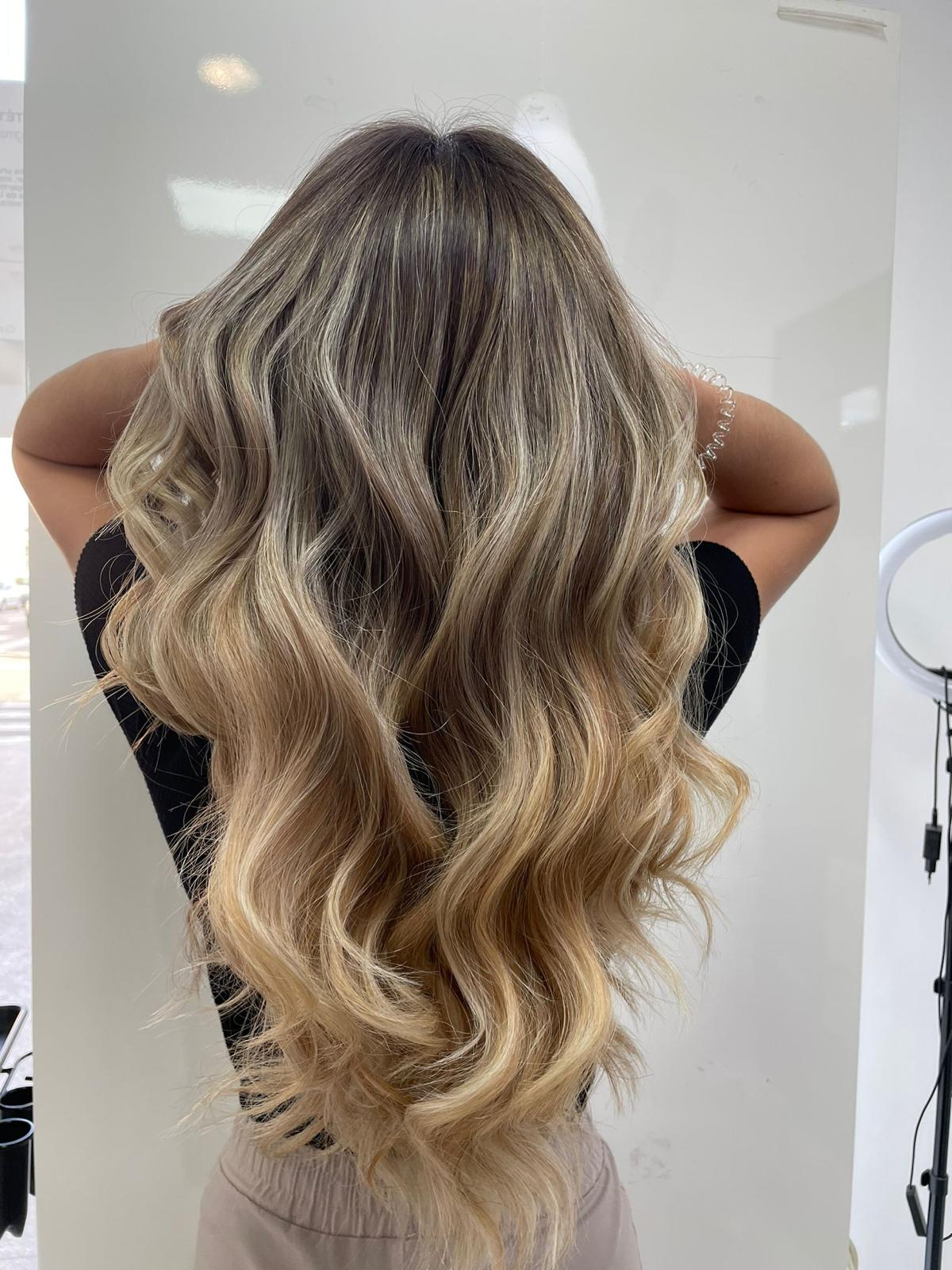Balayage rubio con ondas