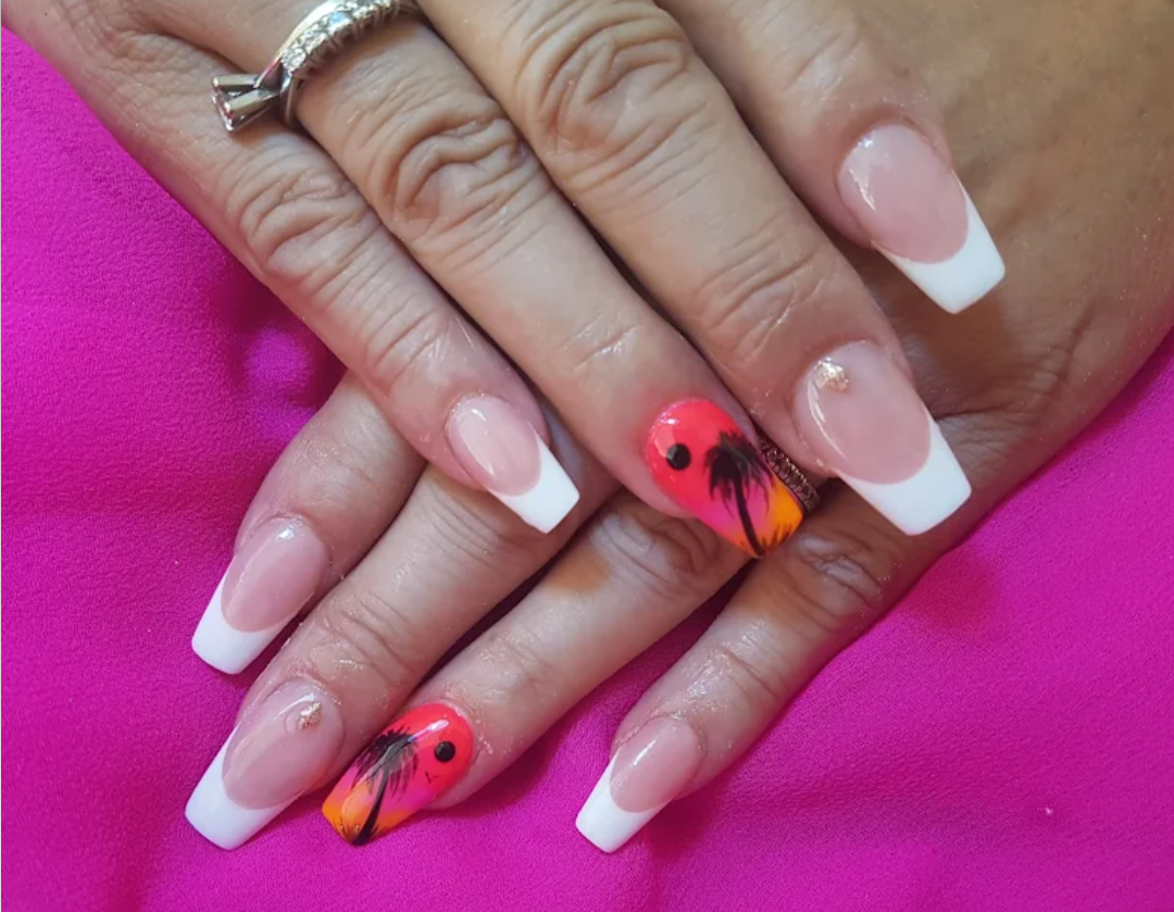 Manicura con diseño tropical