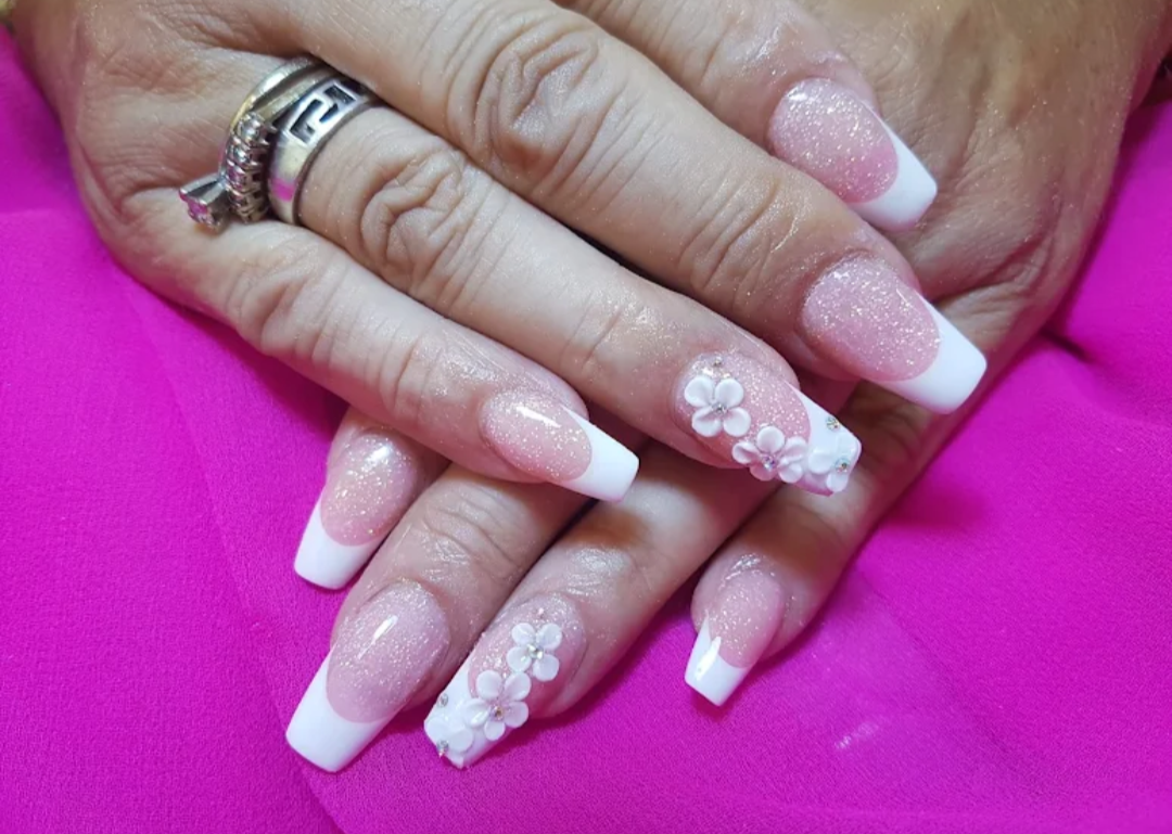Manicura francesa con detalles florales
